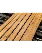 Kompozyt czy drewno naturalne – co wybrać na taras lub elewację?