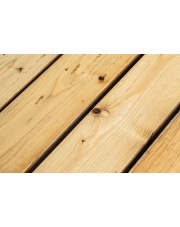 Drewno egzotyczne vs europejskie – które wybrać na taras?