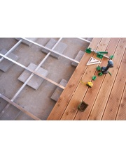 Jak zamontować deski tarasowe na wylewce? Kompletny poradnik