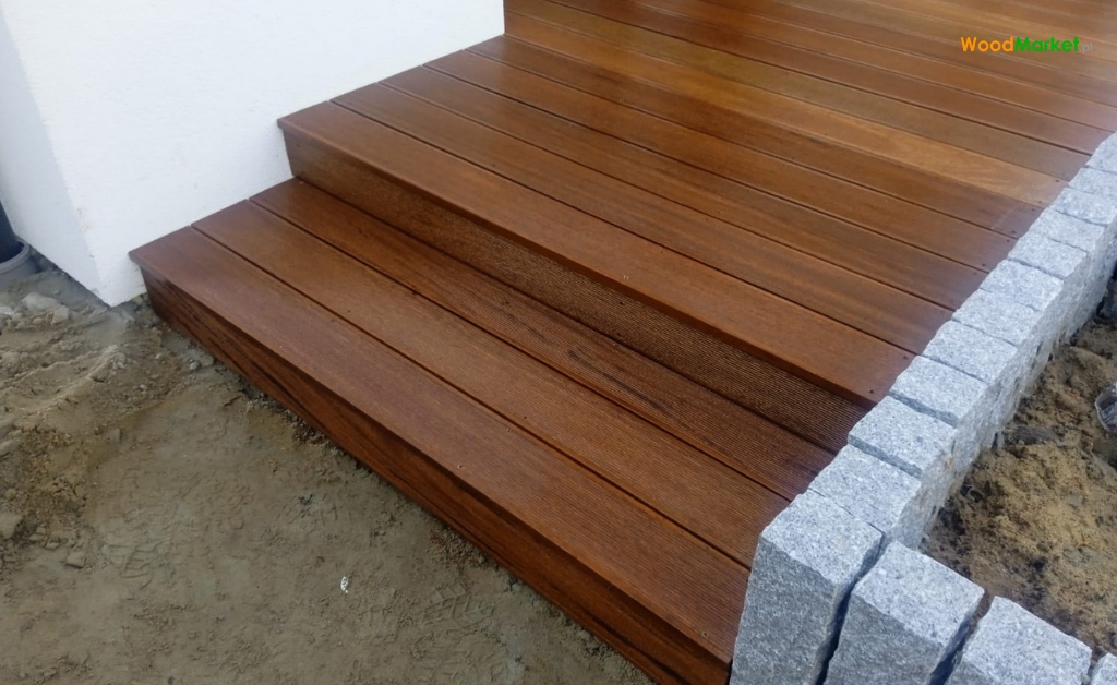deska egzotyczna ułożona na tarasie przez woodmarket