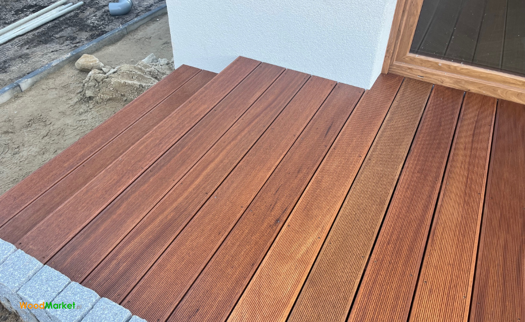 deska tarasowa bangkirai na schodach