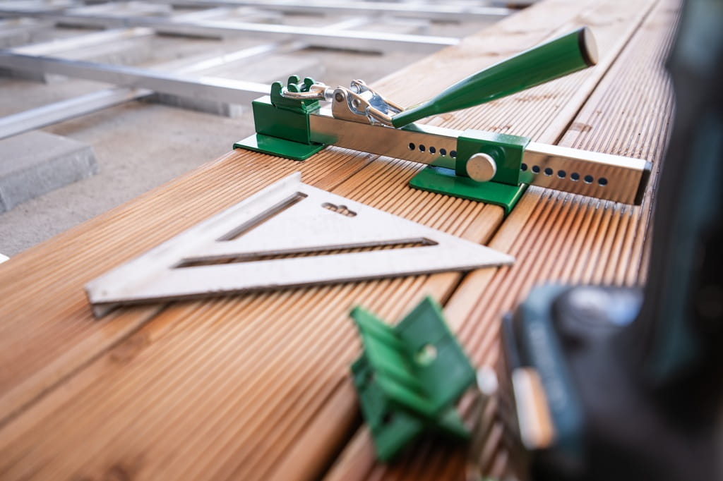 Czym różni się montaż kompozytu od drewna naturalnego