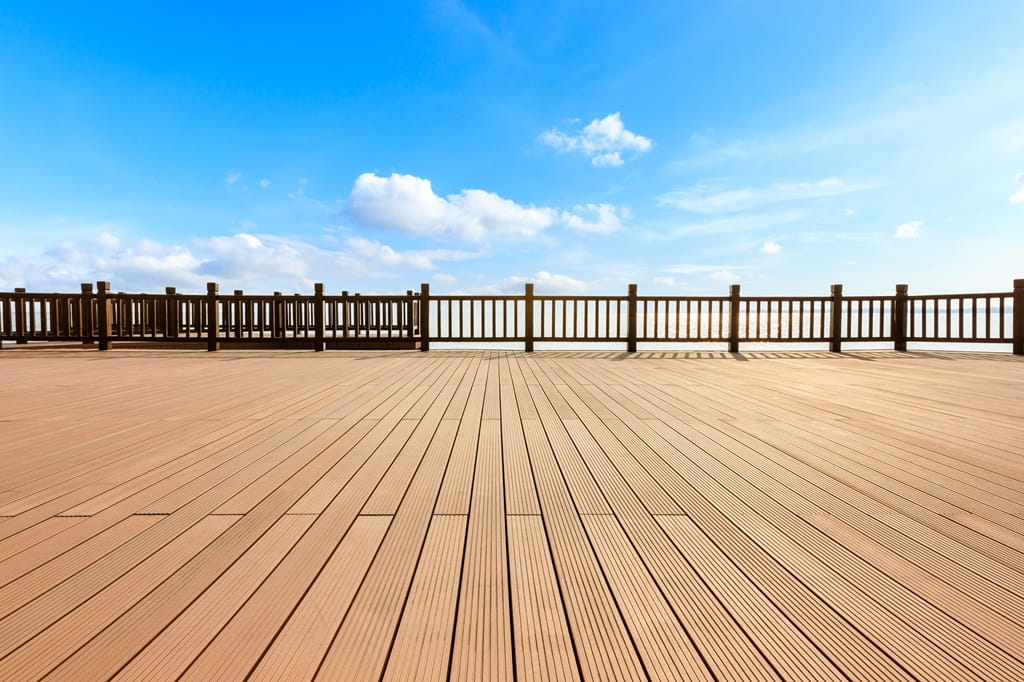 Deska tarasowa ryflowana czy gładka